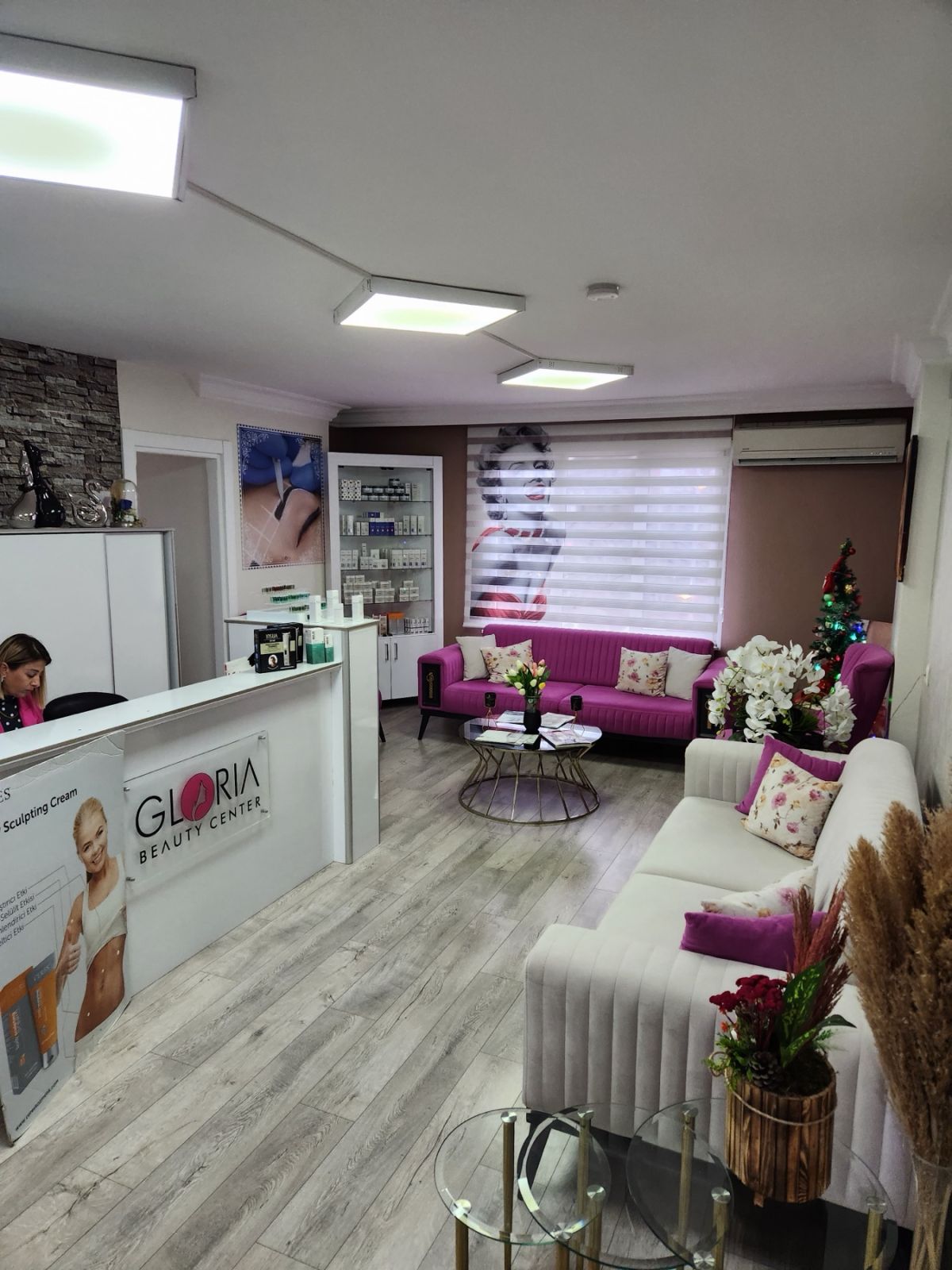 Bekleme alanı ve resepsiyon — Gloria Beauty Center